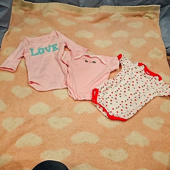 Other - F  girls pink preemie onesies snap unbranded never worn Pristine Condition